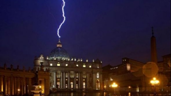 Impactante foto tras la renuncia de Benedicto XVI