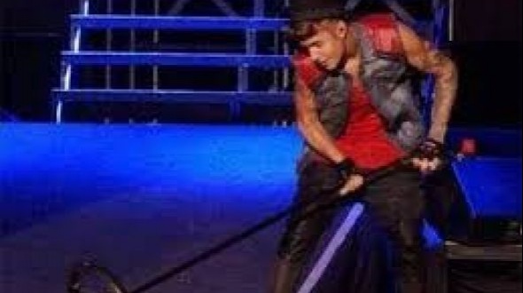 Justin Bieber trató a la bandera argentina como un trapo y barrió el escenario
