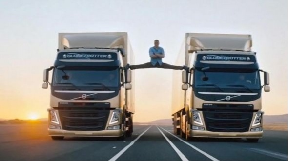 El actor realizó su famosa apertura de piernas entre dos camiones para un anuncio.