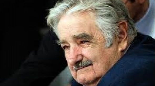 Mujica reglamenta la ley que autoriza a consumir marihuana
