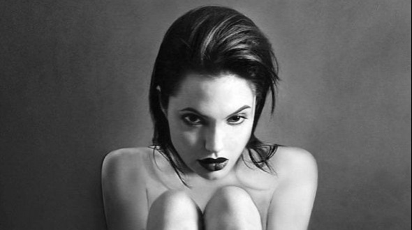 La polémica foto de Angelina Jolie desnuda y raquítica