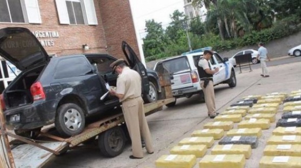 Secuestran más de 700 kilos de droga en un auto, tras persecución