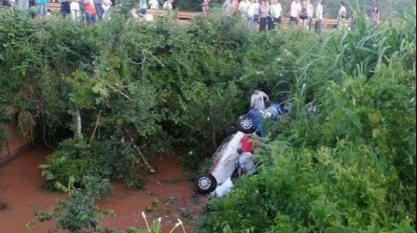 Tres correntinos murieron al volcar un auto y caer al arroyo Mbopicuá- Misiones