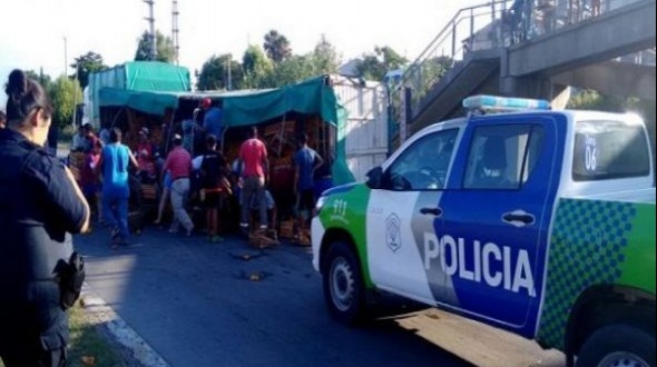 Un camión de Villa del Rosario volcó en la ruta 6 y fue saqueado por la gente
