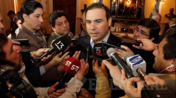 Valdés adelantó que habrá una recomposición salarial para los empleados estatales