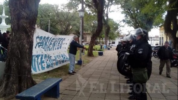 La Policía impidió la instalación de una carpa blanca de docentes en la plaza 25 de mayo