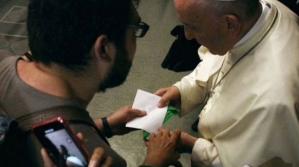 Duro comunicado del Vaticano por el pañuelo verde entregado al Papa 