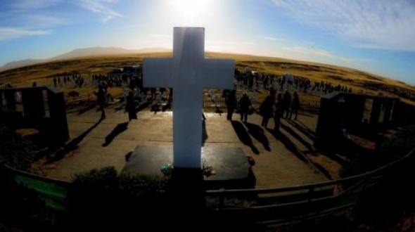 Ya son 100 los argentinos enterrados en Darwin que fueron identificados por la Cruz Roja