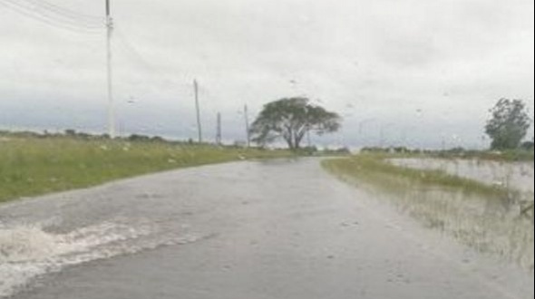 El agua ya subió a la ruta en las Cuatro Bocas