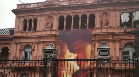 San Valentín: quiénes son los protagonistas del afiche que apareció en Casa Rosada