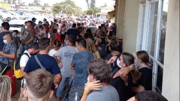 Miles de argentinos se agolpan en Paso de los Libres para intentar pasar a Brasil
