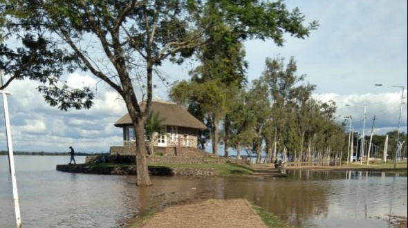 Suspensión del tránsito fronterizo por la creciente del río Uruguay