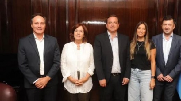 Camau y otros cuatro legisladores se fueron del bloque de Cristina en el Senado Nacional