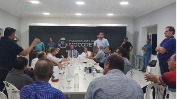 Vecinos de Mocoretá reunidos con el Ministro de Seguridad y el Jefe de la policía de Corrientes