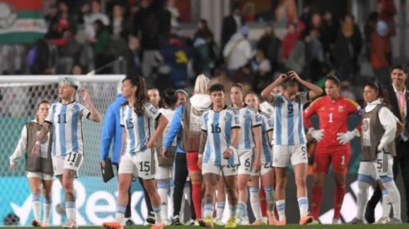 Argentina, sobre el final, perdió ante Italia en el debut mundialista