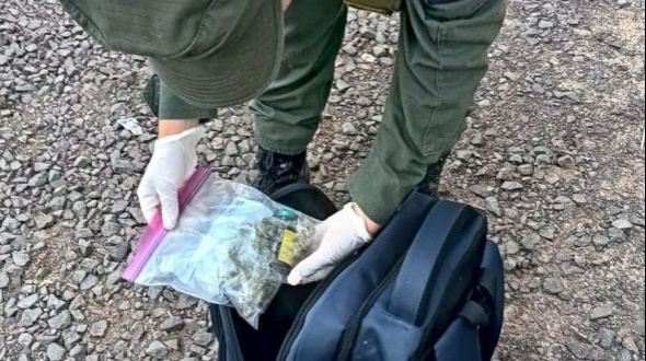 Una persona ocultaba marihuana y ketamina dentro de su mochila.